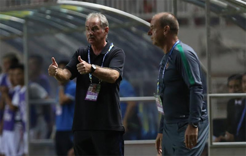 HLV Riedl hài lòng với lối chơi và kết quả giành được trước Việt Nam. Ảnh: Đức Đồng.