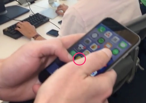 Trên iPhone của CEO Facebook có một phiên bản màu vàng.