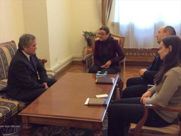 Đại sứ Nguyễn Minh Trí (trái) trong một cuộc làm việc về vụ SBU lục soát Làng Sen. Ảnh: Duy Trinh/Vietnam+