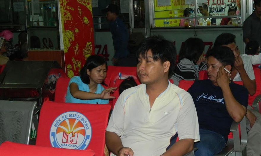 Bến xe Miền Đông tấp nập tối 28 Tết