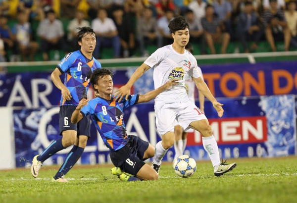 Công Phượng trong cuộc đọ sức với Yokohama. Ảnh: Vnexpress