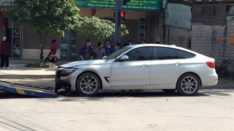 Phần đầu xe BMW 328i bị cháy đen sau tai nạn