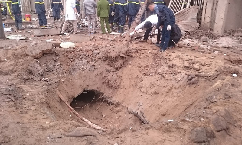 Vụ nổ tạo ra một hố lớn, đường kính hơn 2 m.