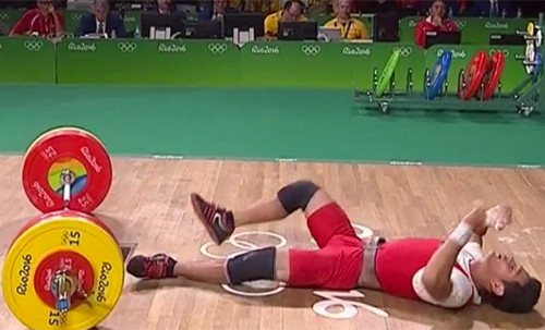 Thạch Kim Tuấn nằm vật ra sàn thất vọng sau lần cử đẩy thứ ba không thành công.