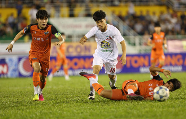 Công Phượng (áo trắng) đóng góp 1 bàn thắng ở trận đấu hôm nay. Ảnh: Vnexpress