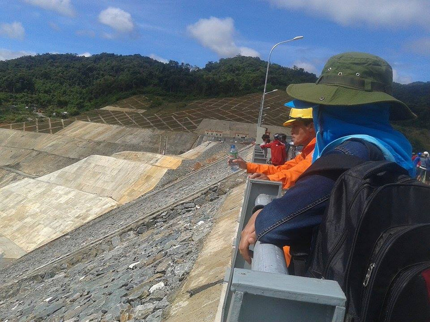 Người thân các nạn nhân ngóng đợi tin ở hiện trường. Ảnh: Hoài Văn.