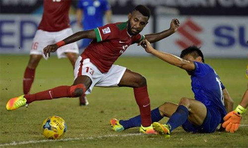 Basna là mắt xích quan trọng nhất trong hàng phòng ngự Indonesia. Vắng trung vệ này và cả người đá cặp ăn ý với anh, Fachrudin, là tổn thất nặng nề cho đội bóng xứ vạn đảo tại bán kết lượt đi. Ảnh: AFF.