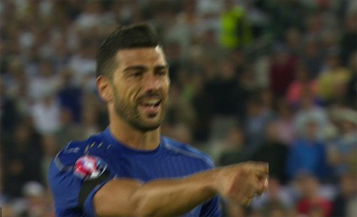 Tiền đạo Italia ê mặt khi định lừa thủ môn Đức