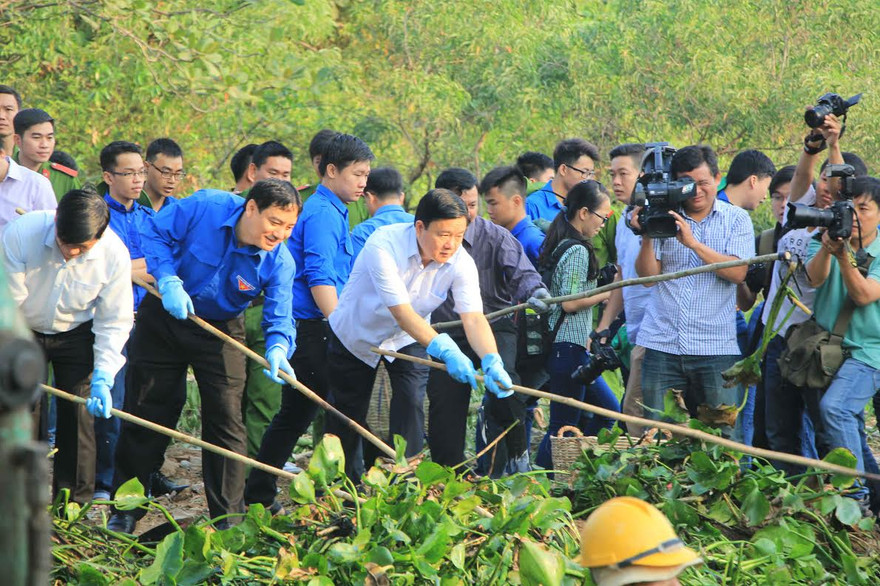 Bí thư thứ nhất T.Ư Đoàn Nguyễn Đắc Vinh và Bí thư Thành ủy Đinh La Thăng cùng các đoàn viên thanh niên ra quân thực hiện hoạt động ngày Chủ nhật xanh tại tuyến rạch Dừa.