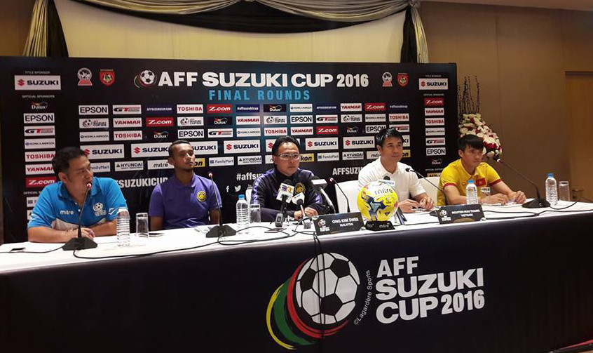 Buổi họp báo của hai đội trước trận đấu