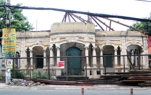 Căn biệt thự cổ trên đường Nơ Trang Long (quận Bình Thạnh) bị chủ sở hữu tháo dỡ. Ảnh: Duy Trần 