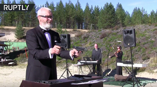 Xạ thủ Vitaly Kruchin dùng hai khẩu súng lục để chơi nhạc