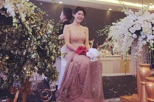 Đông Phương khoe hình thể gợi cảm trong bộ váy cưới màu hồng nude.