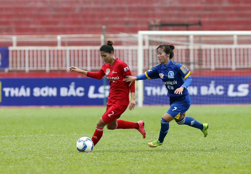 PP Hà Nam (áo đỏ) bị cầm chân ở loạt trận chiều nay.