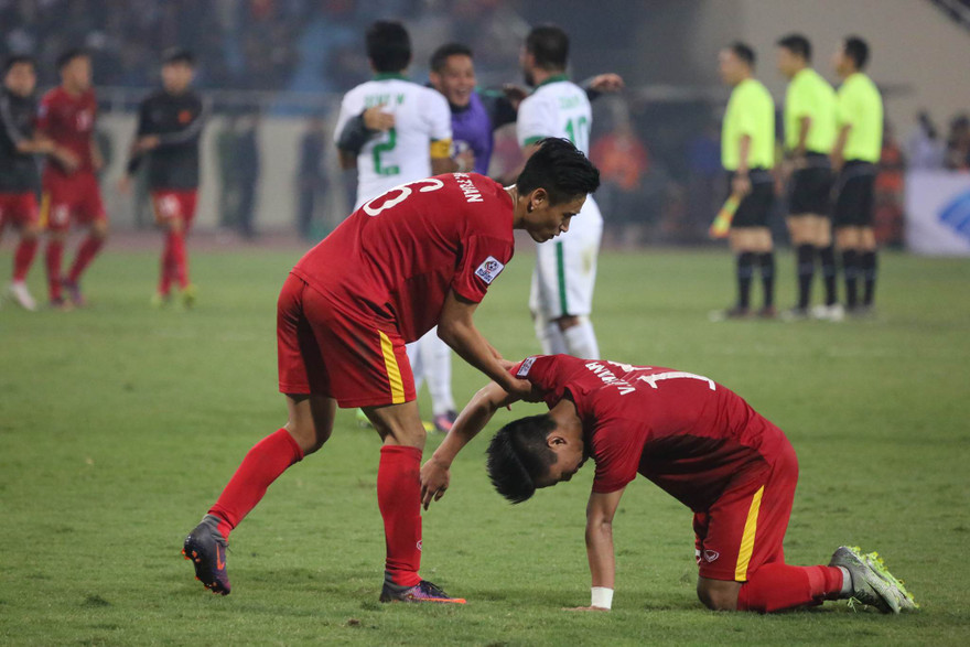 Các cầu thủ Việt Nam đã thể hiện một tinh thần chiến đấu trên cả tuyệt vời nhưng không thay đổi được bánh xe số phận.