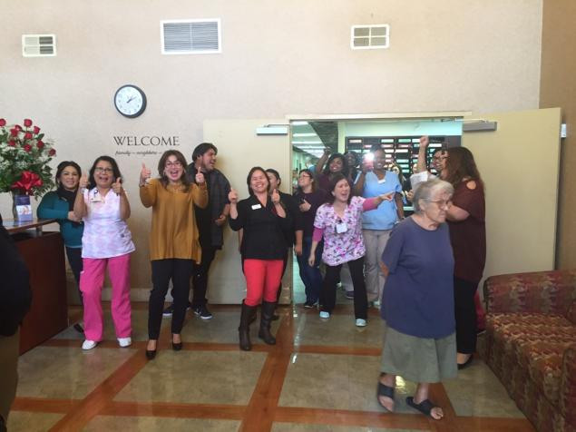 Các nhân viên tại trung tâm y tế Park Avenue ở Pomona vui mừng khi biết đồng nghiệp trúng giải độc đắc. (Ảnh: NYDaily)