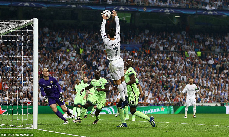 Pha chơi bóng tiểu xảo của Ronaldo ở trận đấu sáng nay. 