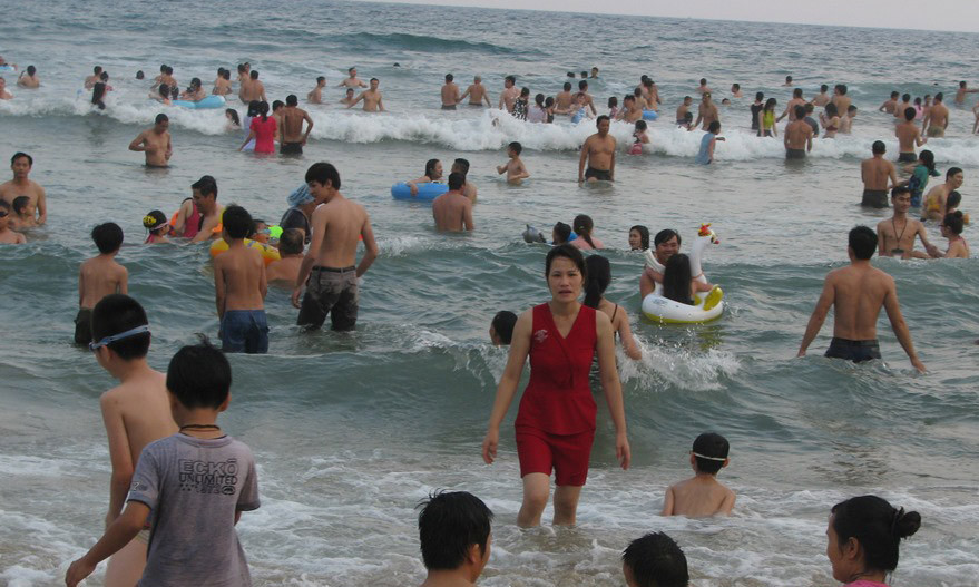 Mọi người đều rất thích thú khi hòa mình trong dòng nước mát giữa trời hè oi bức