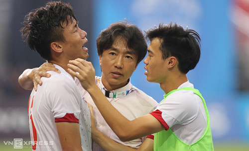 Quế Ngọc Hải là thủ quân U23 Việt Nam dự SEA Games 2015 dưới trướng HLV Miura. Ảnh: Đồng Hồ. 