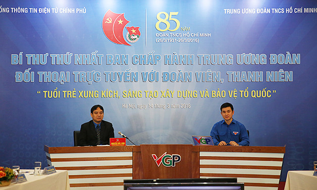 Bí thư thứ nhất BCH Trung ương Đoàn Nguyễn Đắc Vinh trao đổi với đoàn viên, thanh niên cả nước. Ảnh: VGP