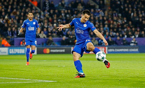 Pha ghi bàn mở tỷ số của Okazaki. Ảnh: Reuters.