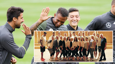 Vũ công xinh đẹp giúp cầu thủ Đức hưng phấn 