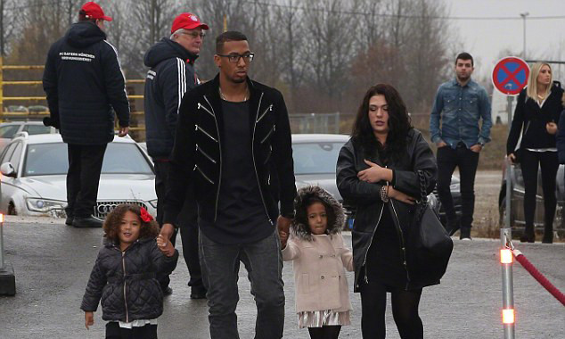 Jerome Boateng và vợ con.