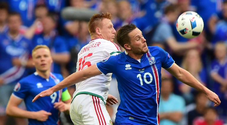 Iceland (áo xanh) suýt có chiến thắng lịch sử.