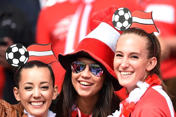 Mê đắm những nụ cười tỏa nắng của mỹ nhân EURO