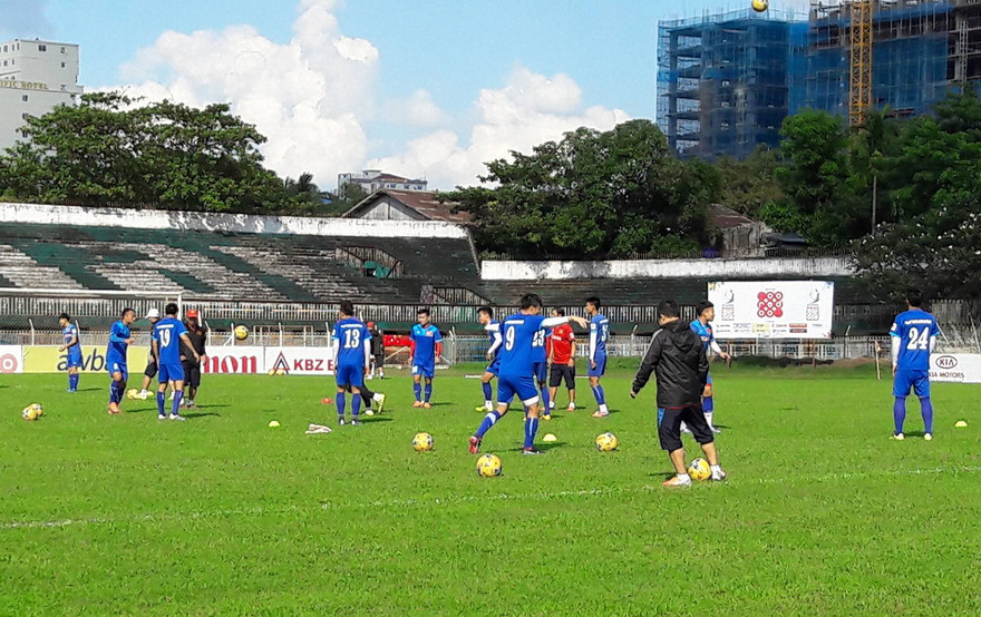 Tuyển Việt Nam 'đóng cửa' luyện công ở AFF Cup