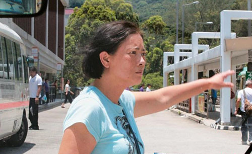 Lam Khiết Anh lang thang trên đường phố, gào khóc đòi xá lợi của cha mẹ. Ảnh: 163. 