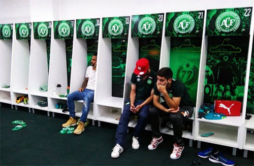 Ba cầu thủ thoát nạn do được ở nhà của Chapecoense thẫn thờ đón nhận tin buồn trong phòng thay đồ. Ảnh: Sun 