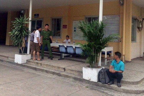 Công an Bình Thuận lấy lời khai những người có liên quan vụ việc. Ảnh: Thái Hà