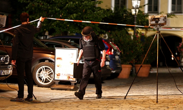 Cảnh sát phong tỏa hiện trường vụ nổ.