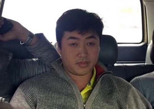 Tâm bị cảnh sát áp giải. 