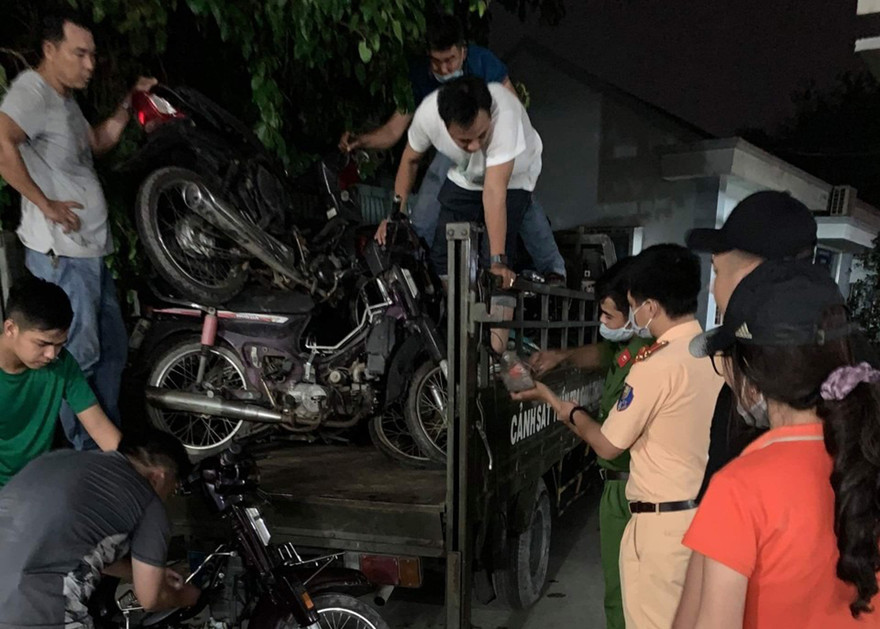 Lực lượng chức năng thu giữ nhiều xe máy.