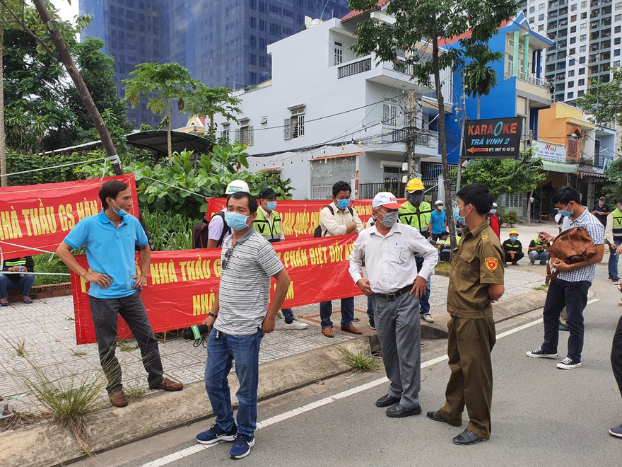 Hàng chục công nhân Lithaco căng băng rôn phản đối Cty GS E&C.