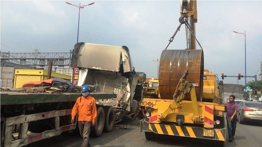 Cuộn sắt hơn 20 tấn đè bẹp cabin xe container.