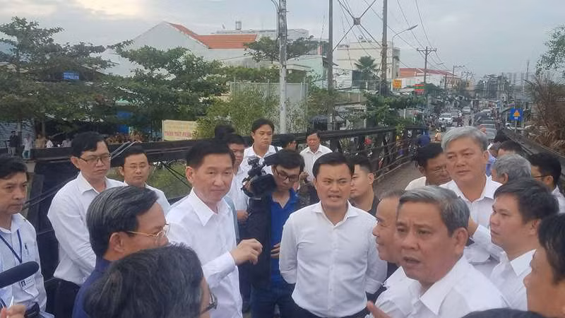 PCT UBND TPHCM kiểm tra công tác khắc phục cầu Long Kiểng chiều 22/1.
