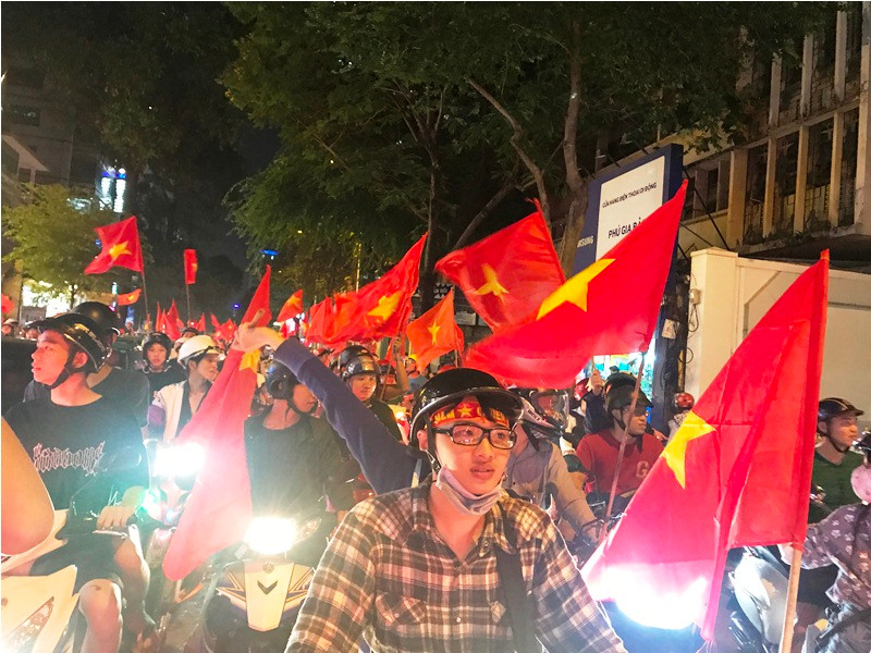 Đường phố Sài Gòn ngập tràn cờ đỏ sao vàng mừng U23 Việt Nam
