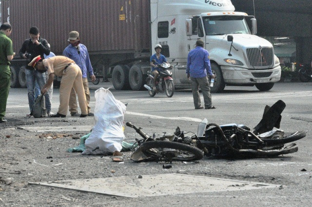 Lực lượng chức năng điều tra vụ việc.