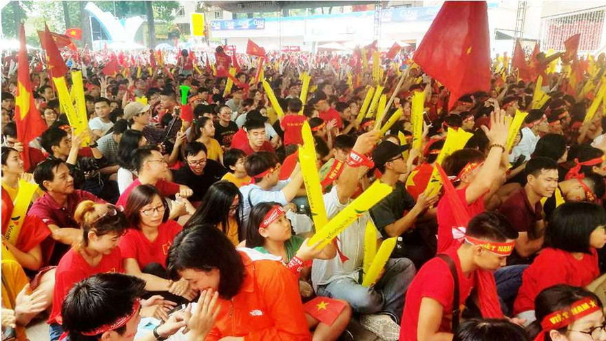 Những người lạ sẵn sàng giúp đỡ nhau, hòa chung niềm vui với bóng đá.