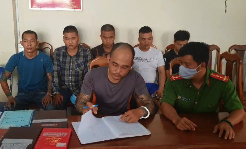 Công an làm việc với các đối tượng.