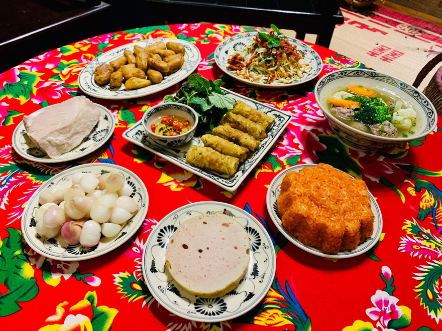 Mâm cỗ cúng giá 700.000 đồng/set của Bếp Lang Liêu hút khách hàng.