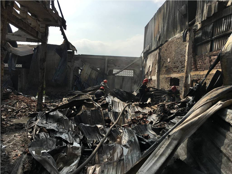 Lực lượng chức năng tiến hành dập lửa.