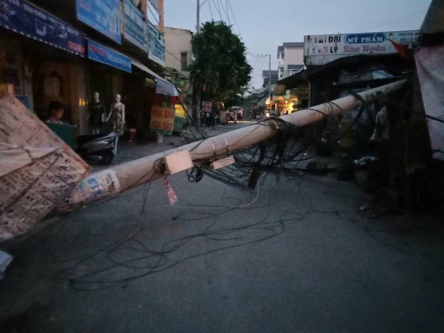 Trụ điện gãy đổ chắn ngang đường.