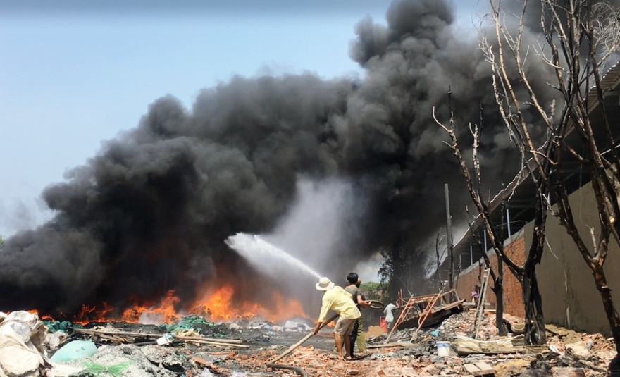 Khói lửa bốc lên nghi ngút từ kho phế liệu.