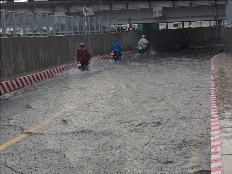 Hầm chui cầu Bình Triệu ngập sâu trong cơn mưa lớn sáng 2/5.