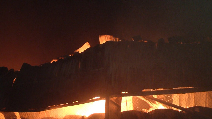 Lửa cháy nghi ngút vào rạng sáng.