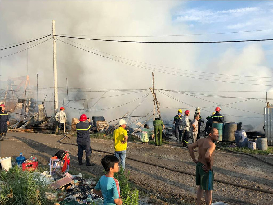 Khu lán trại ở Sài Gòn cháy rụi, công nhân ôm tư trang tháo chạy
